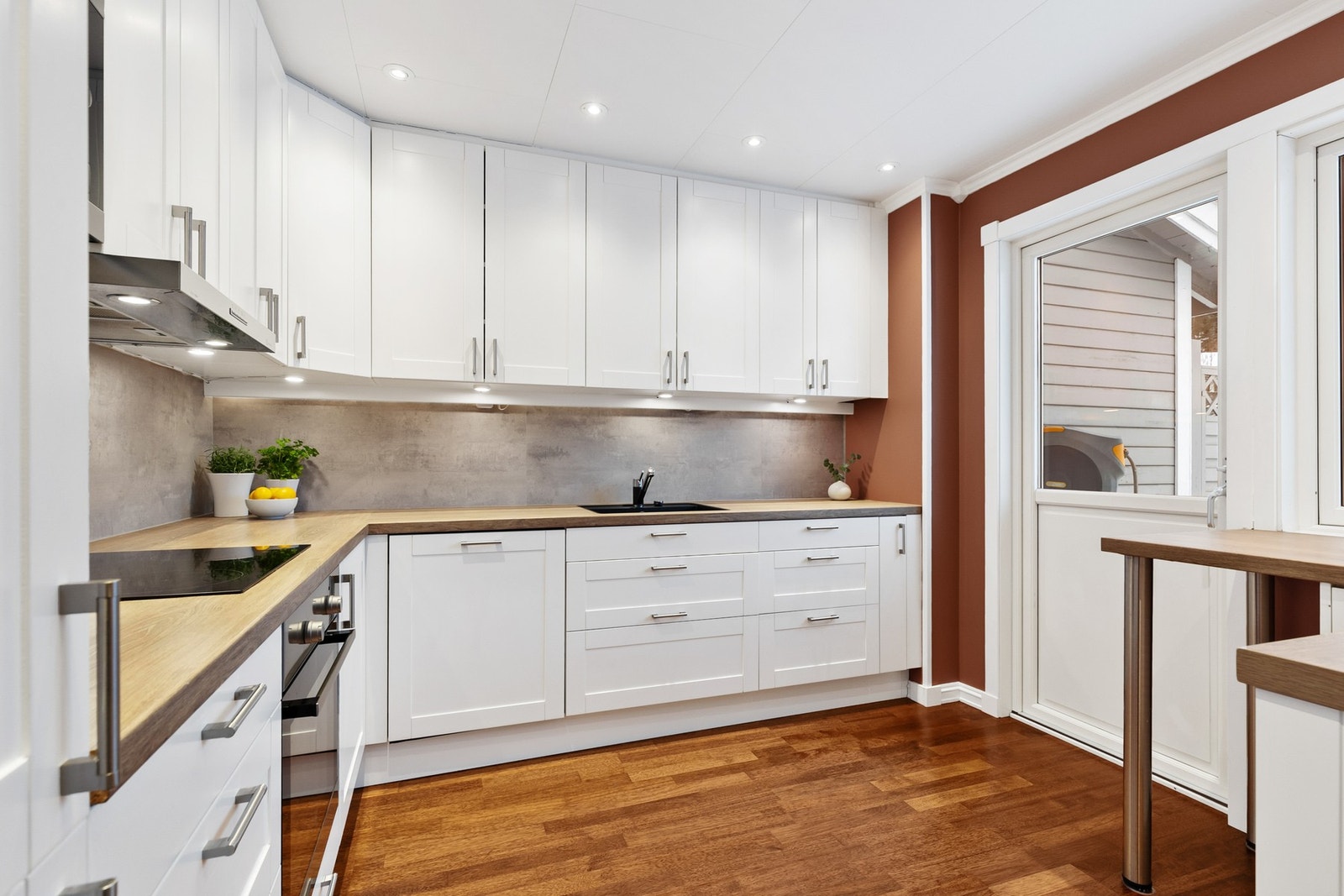 Pen kjøkkeninnredning med profilerte fronter og laminert benkeplate Galleribilde