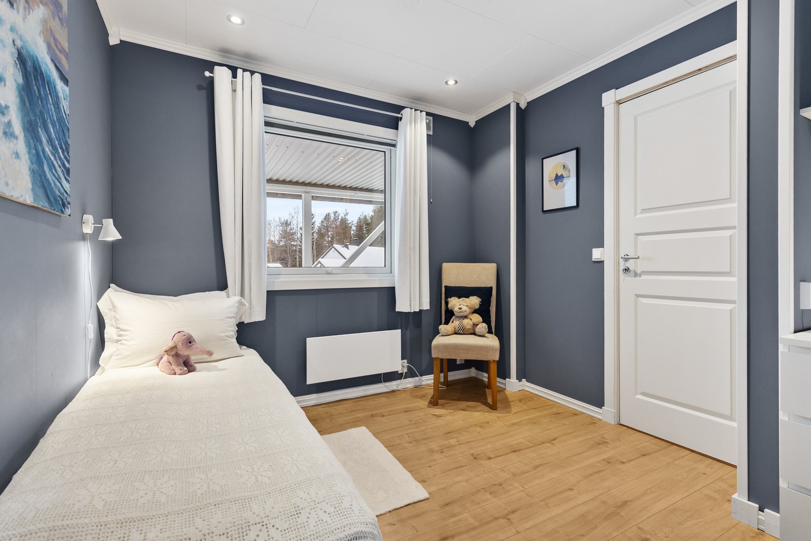 Det er montert skyvedørsgarderober på begge soverommene Galleribilde