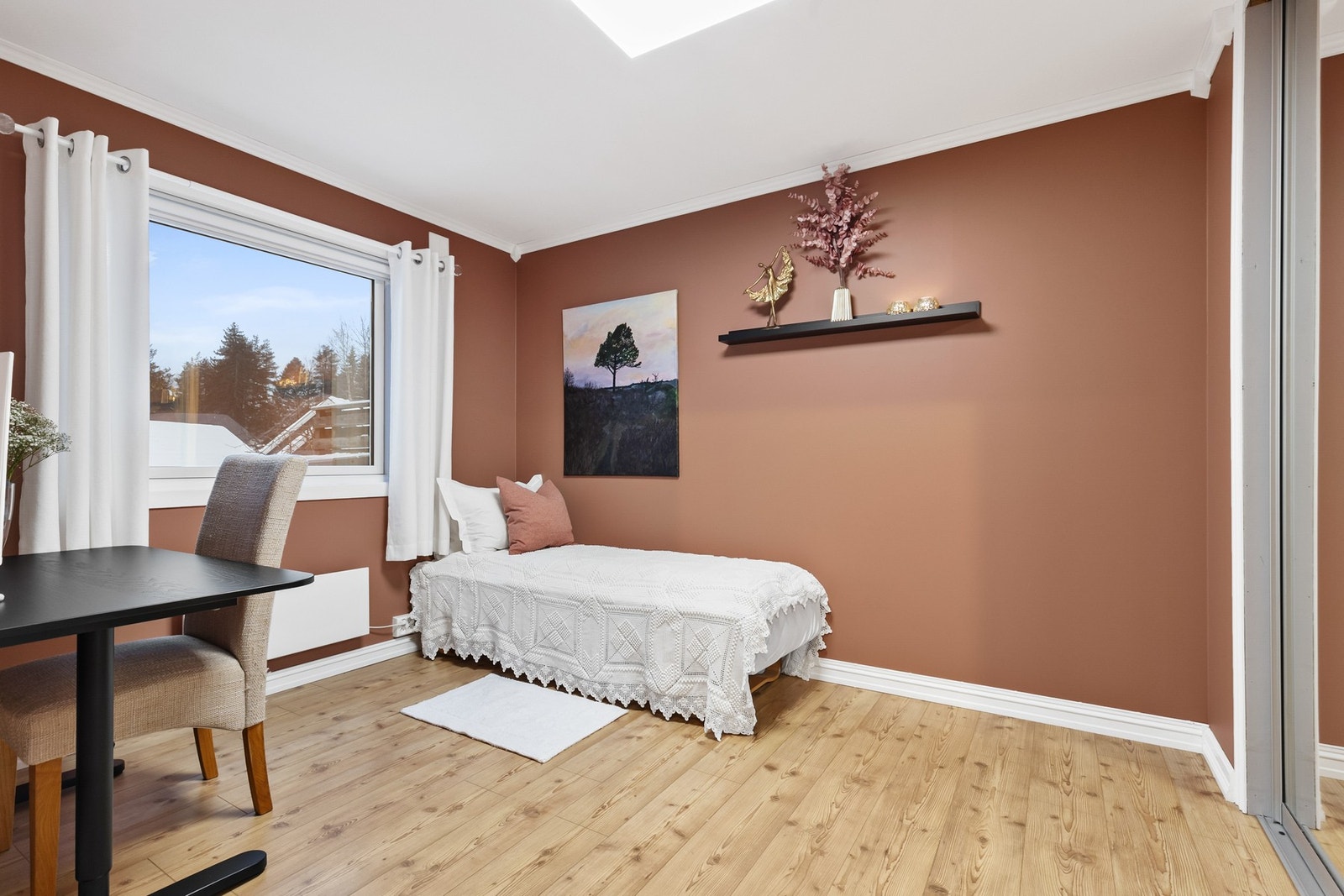 To av boligens totalt tre soverom er beliggende i 1. etasje Galleribilde