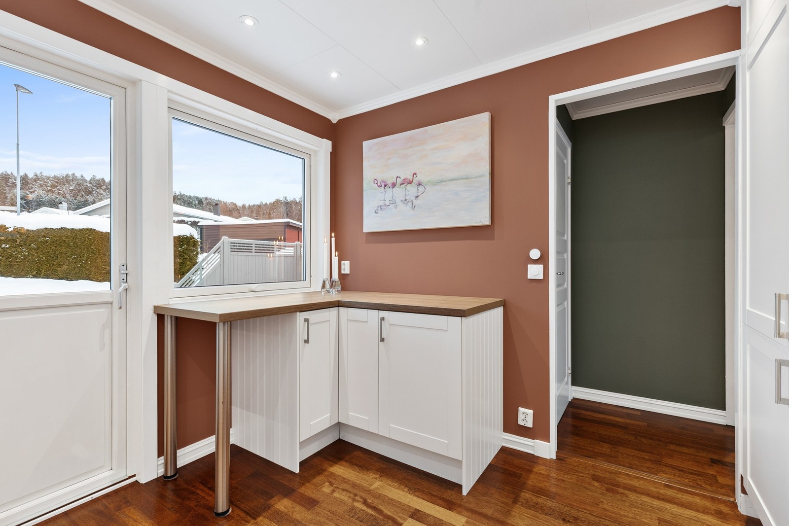 Det er etablert automatisk lekkasjestopper og avtrekksvifte er integrert i overskap Galleribilde