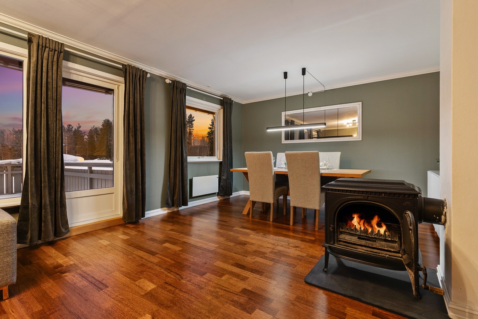 Fra stuen er det utgang til sydvestvendt balkong på ca. 17 kvm Galleribilde