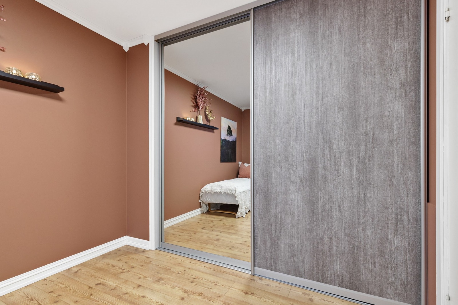 Begge rommene har laminatgulv og slette, malte flater på vegger Galleribilde