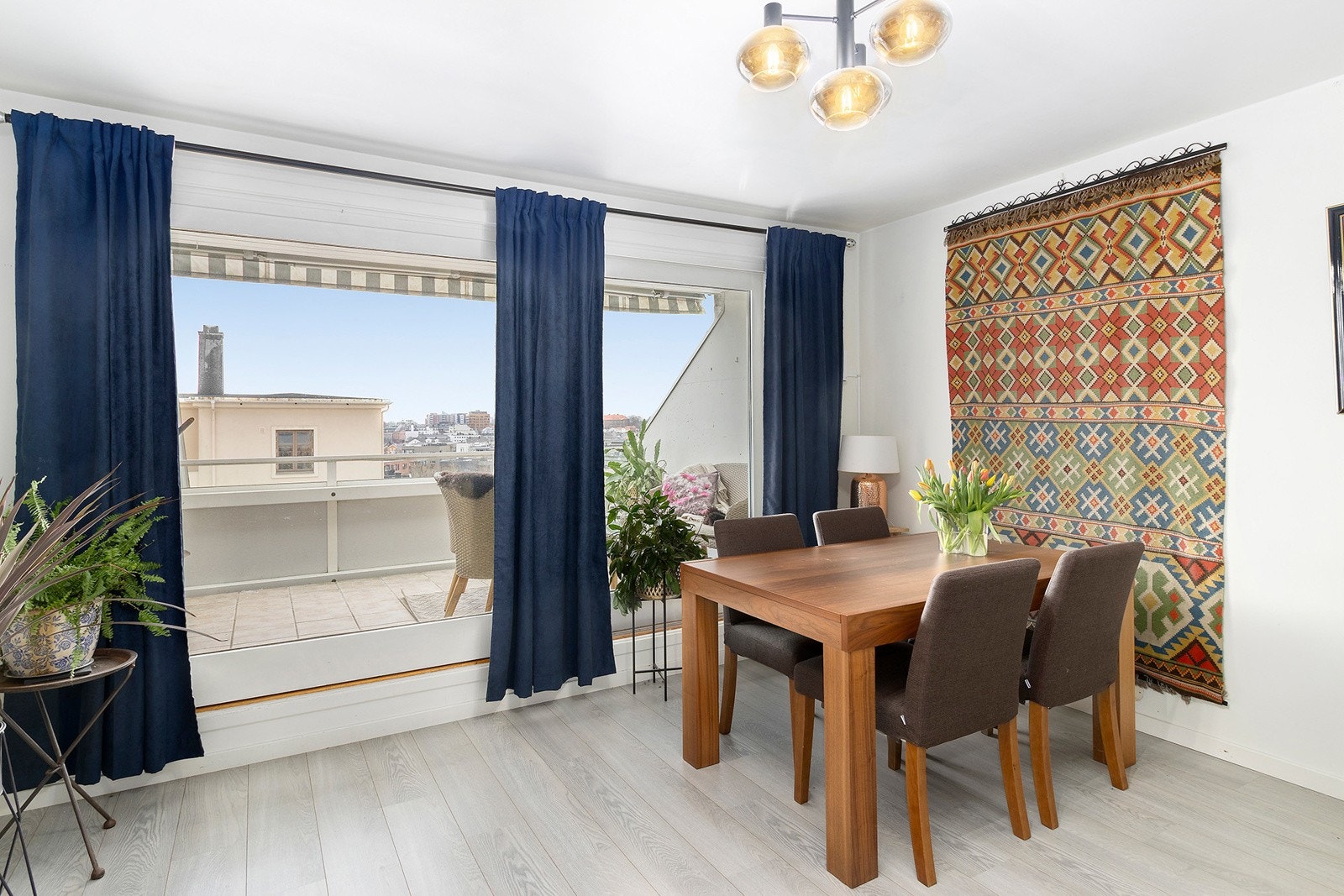 Stuen har plass for spisegruppe og salong Galleribilde