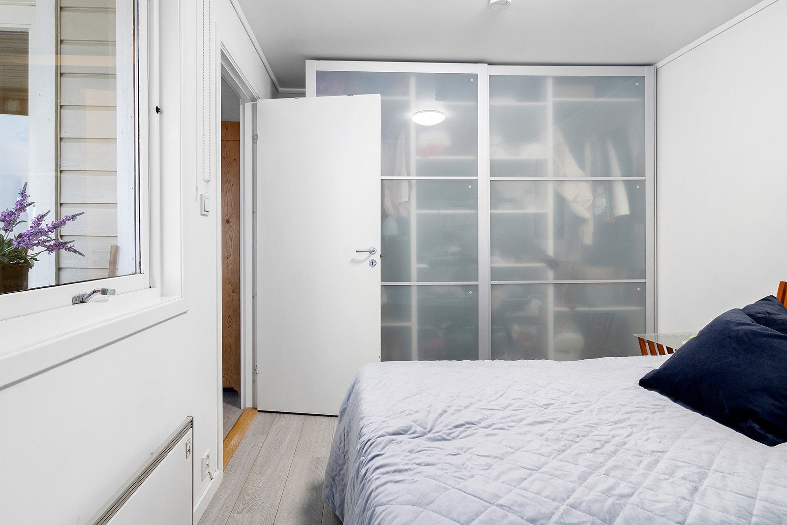 Soverom I med garderobe Galleribilde