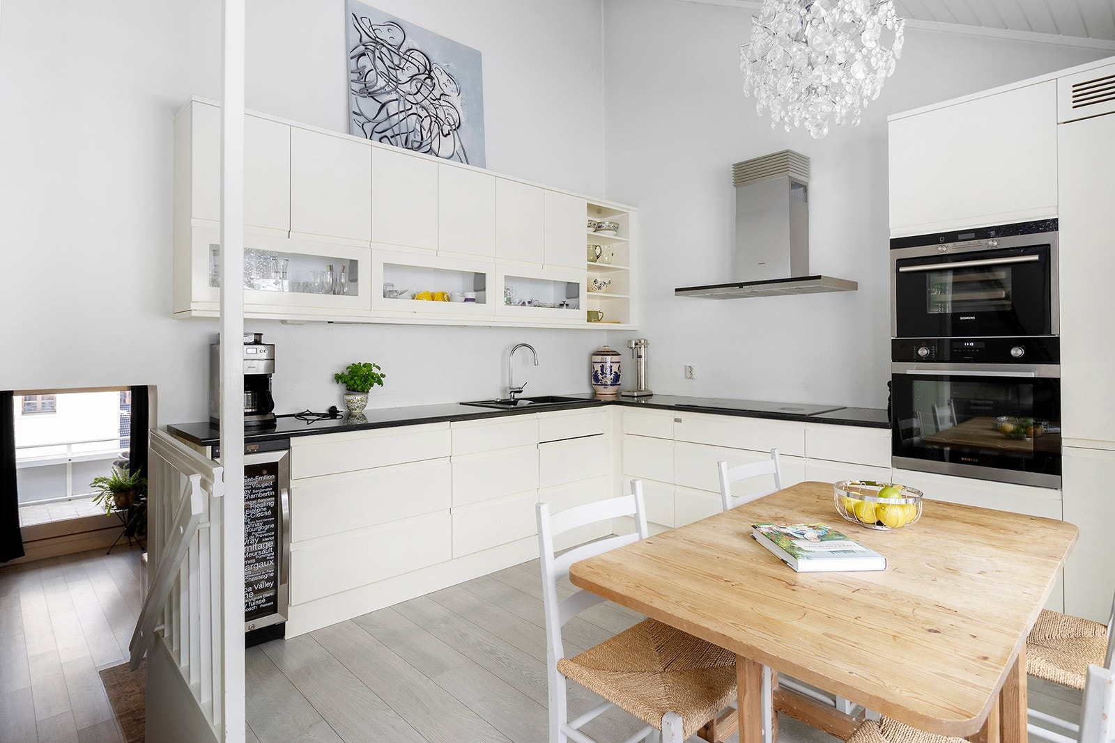 Kjøkken med ekstra takhøyde Galleribilde