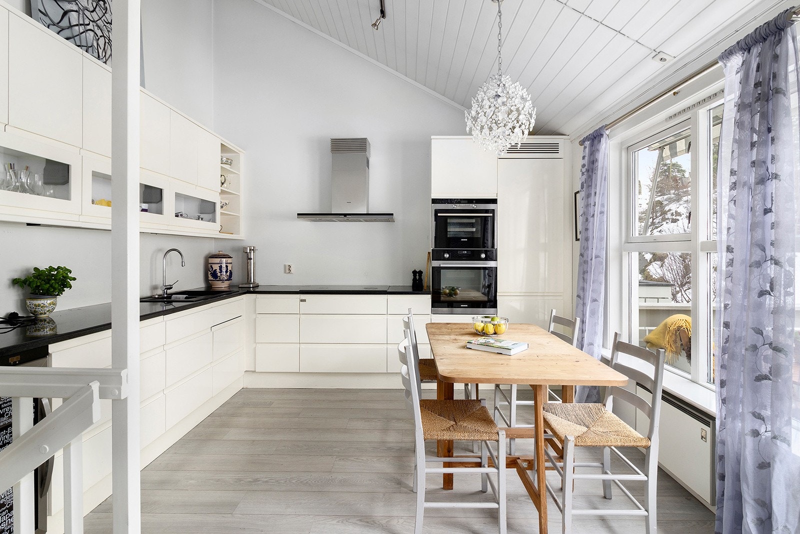 Kjøkken med mye skapplass Galleribilde