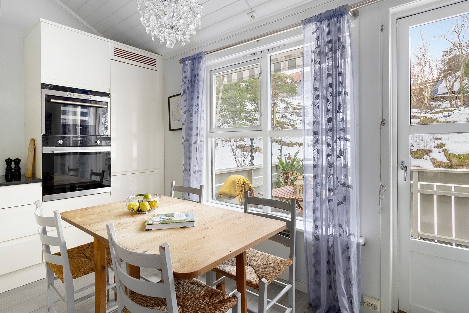 Koselig med spiseplass i kjøkken Galleribilde