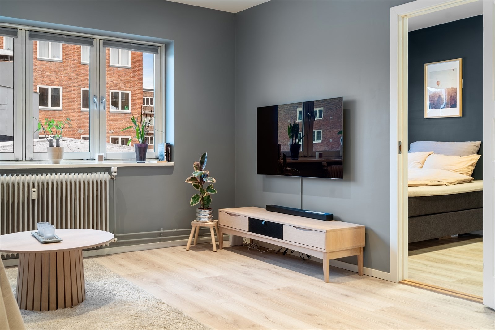 De lyse gulvflatene og de harmoniske fargevalgene på veggene skaper en behagelig og rolig atmosfære. Galleribilde