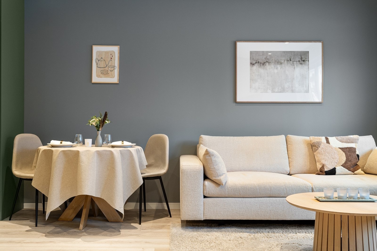 Den åpne romformen gir en behagelig flyt i rommet og skaper en naturlig sammenheng mellom sofa- og spiseplass. Galleribilde