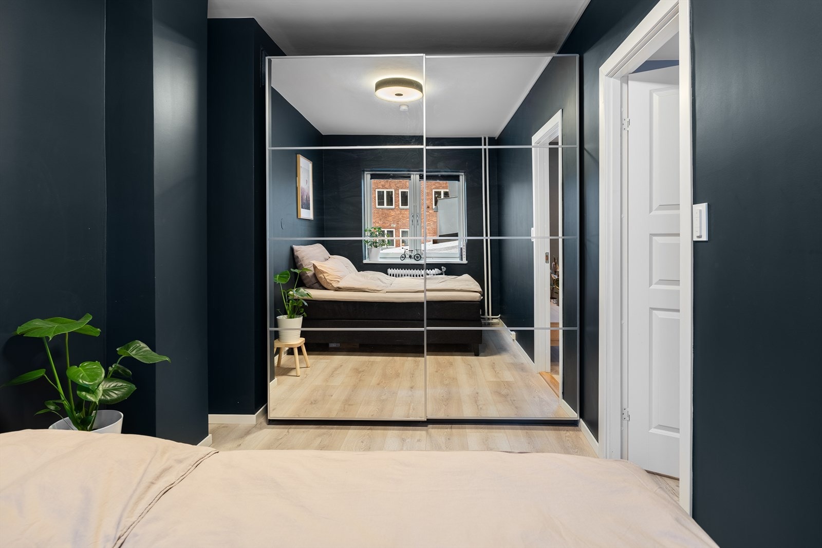 Den integrerte garderobeløsningen med speilfronter gir svært god oppbevaringsplass. Galleribilde