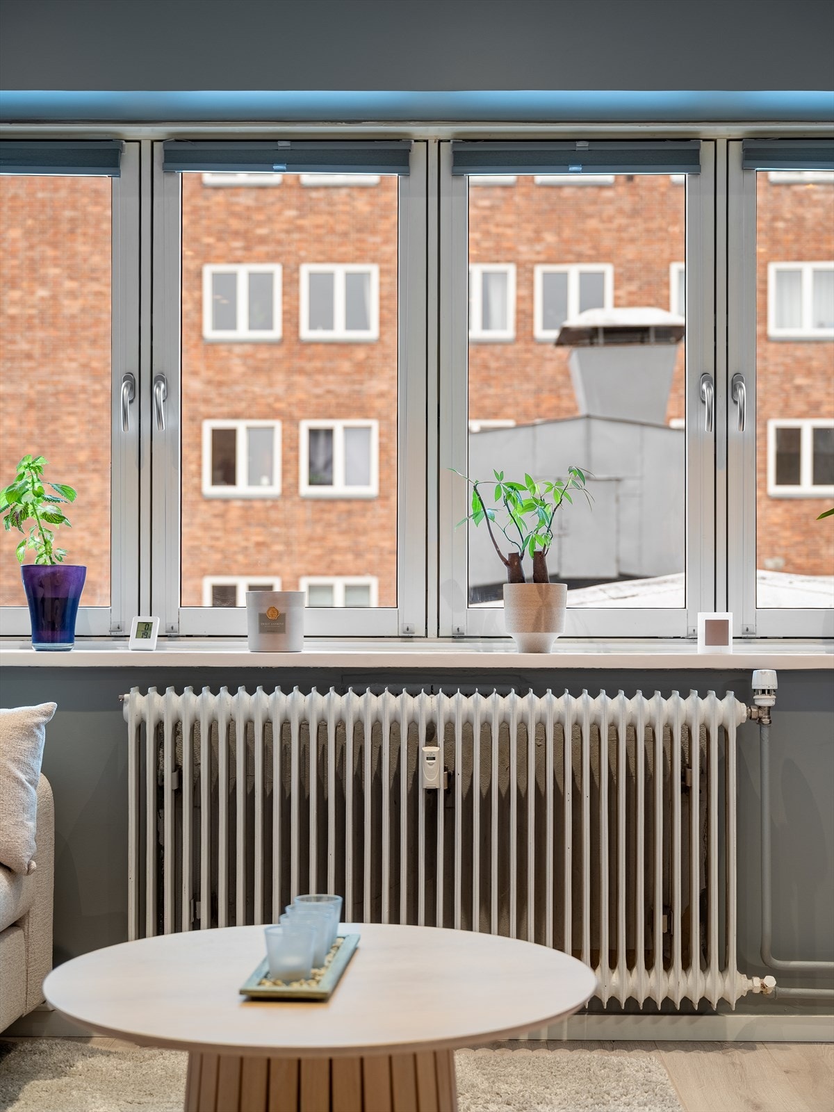 Fjernvarme med radiatorer sørger for jevn og behagelig oppvarming av leiligheten. Galleribilde