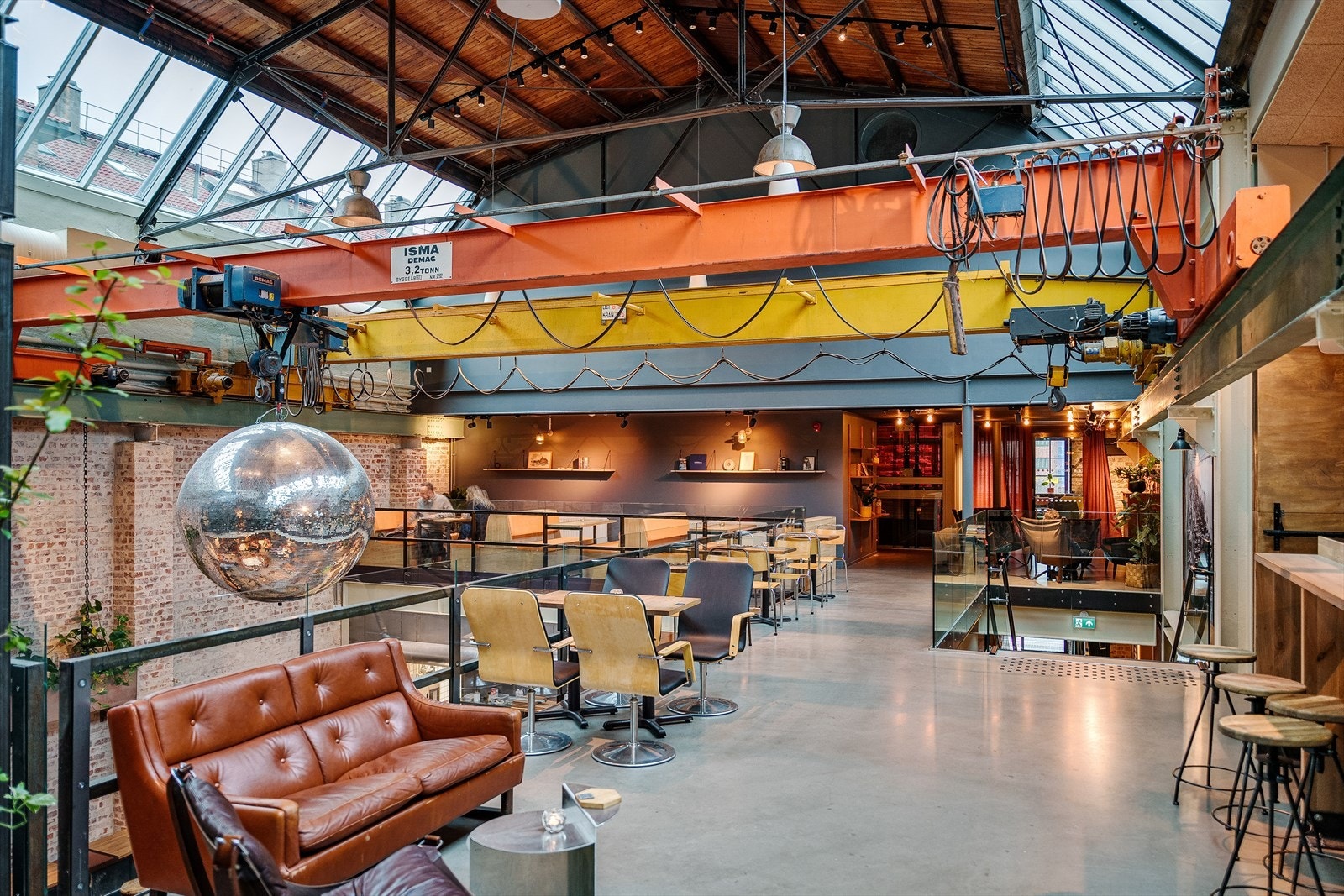 Carls er nesten 3000 kvm med store og små opplevelser, under ett og samme tak. Fordelt over en kafé & bar, restaurant, uteservering, vinbar, og to store arrangementsrom blir den gamle fabrikken igjen fylt med liv og røre. Galleribilde