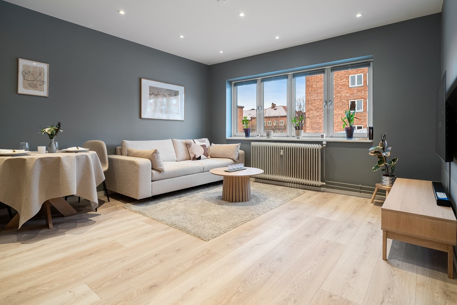 Stuen byr på en luftig planløsning som gir god romfølelse og fleksible møbleringsmuligheter. Galleribilde