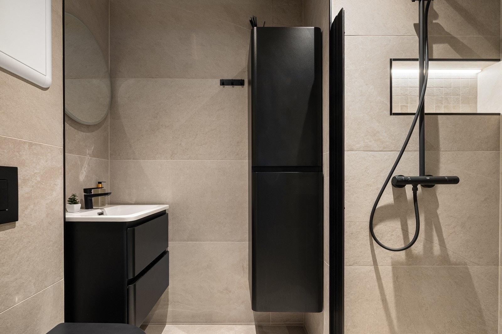 I 2023 ble badet bygget med nye tettesjikt, fliser og moderne garnityr. Arbeidet er utført i regi av Hjelp Bygg AS. Galleribilde