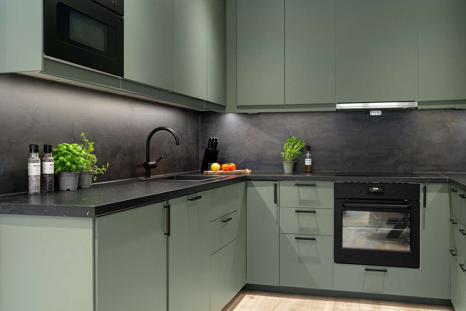 Laminert benkeplate med nedfelt oppvaskkum og ettgreps blandebatteri gir en funksjonell løsning, mens belysning under overskap sørger for godt arbeidslys. Galleribilde