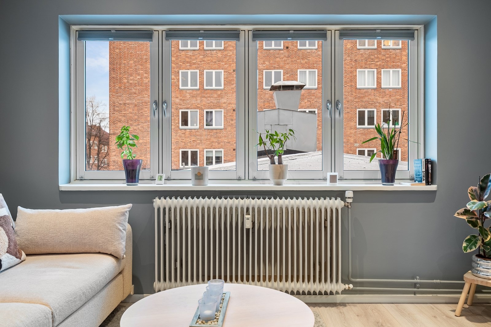 Store vindusflater sikrer godt med naturlig lysinnslipp. Galleribilde