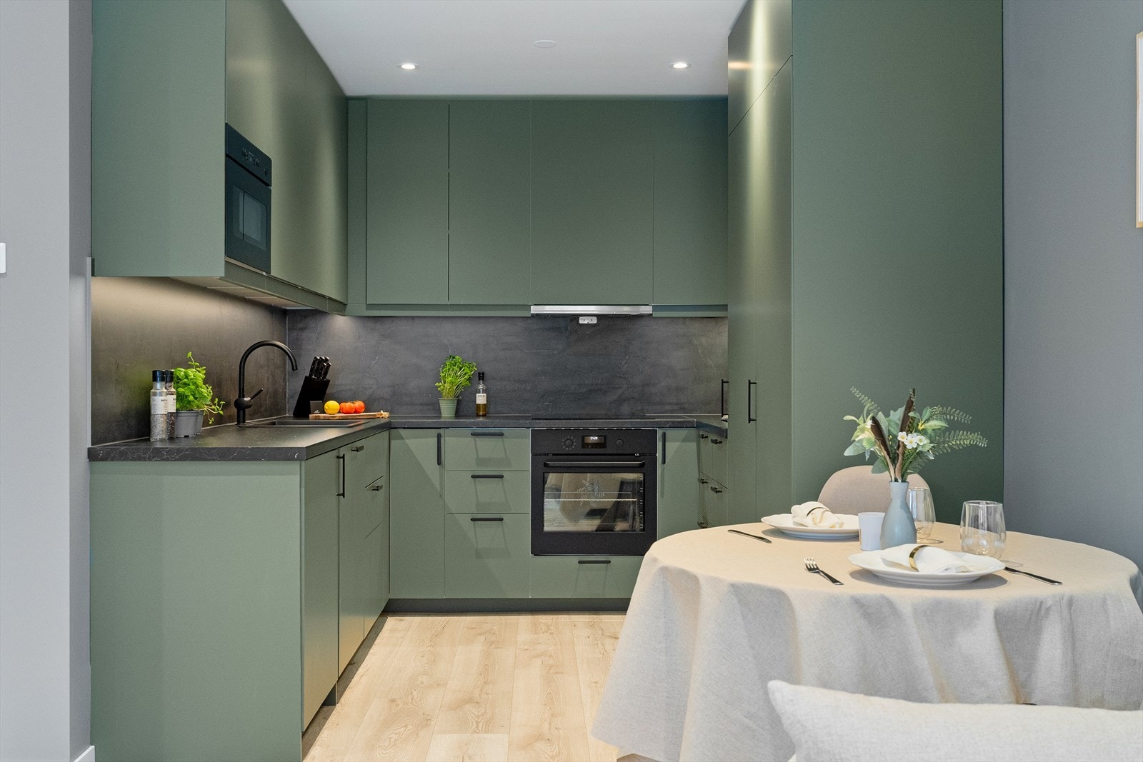 Kjøkkenet ble oppgradert i 2023 og har en moderne innredning fra IKEA med glatte fronter og gode arbeidsflater. Galleribilde