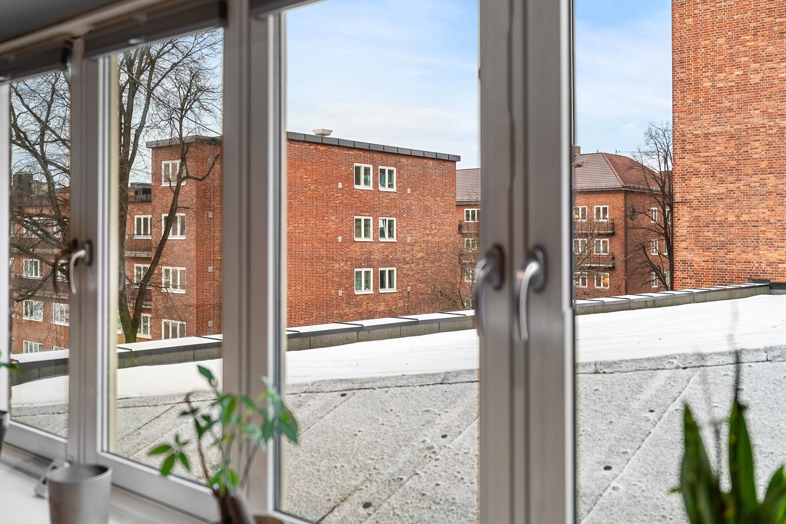 Utsyn mot omkringliggende bebyggelse og rolige omgivelser. Galleribilde