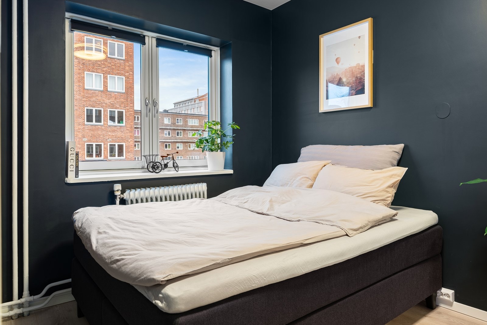 Her er det plass til dobbeltseng med nattbord, samtidig som rommet oppleves ryddig og luftig. Sovemrommet er på ca. 10 m². Galleribilde