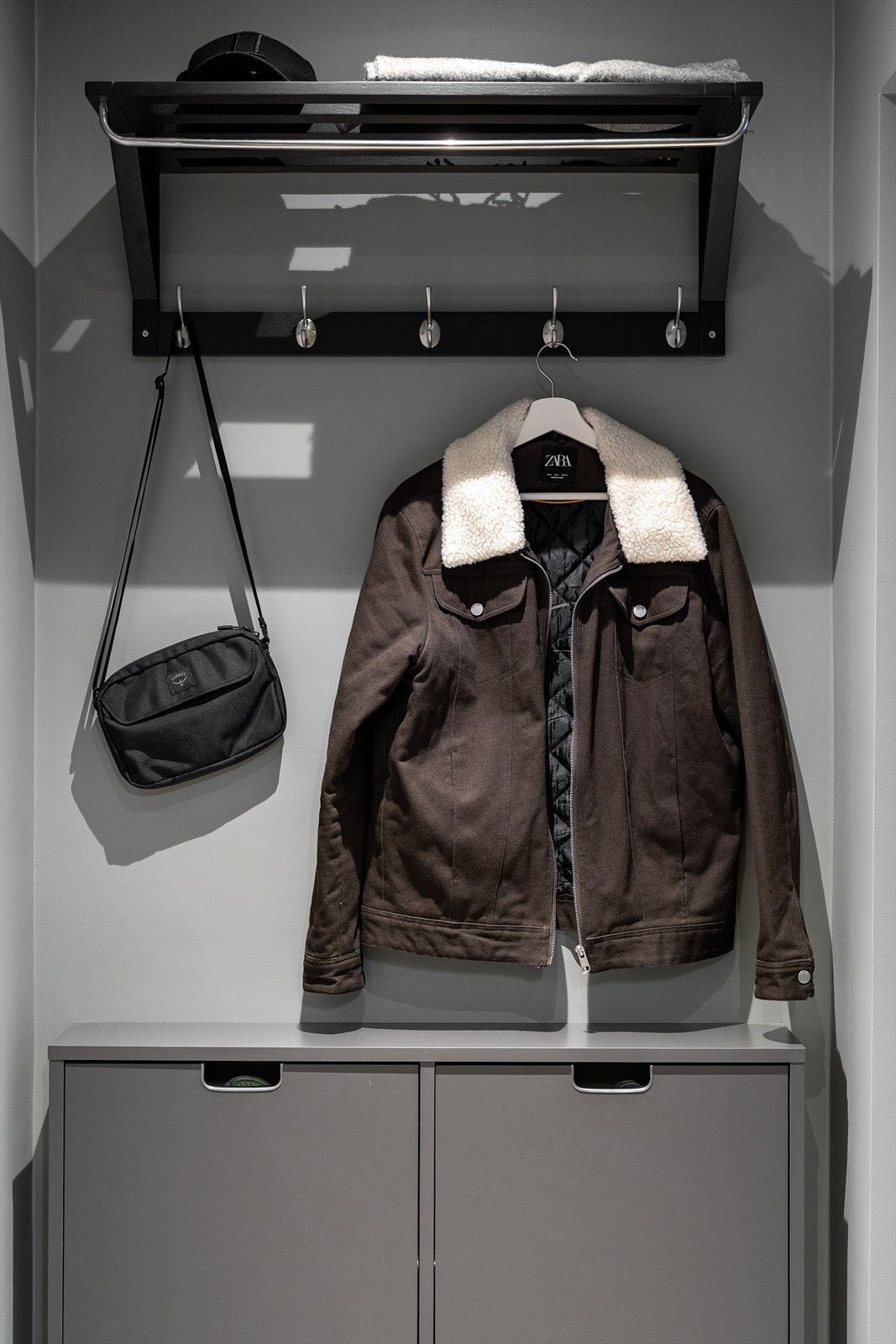 Her er det fin plass til oppbevaring av yttertøy og sko. Foto: Henrik Fjørtoft Sporsheim. Galleribilde