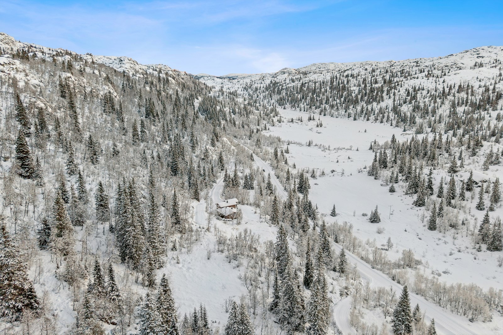 Flott naturtomt på 825,6 m² i lett skrånende terreng med gode solforhold og flott utsikt mot fjell og vidder. Galleribilde