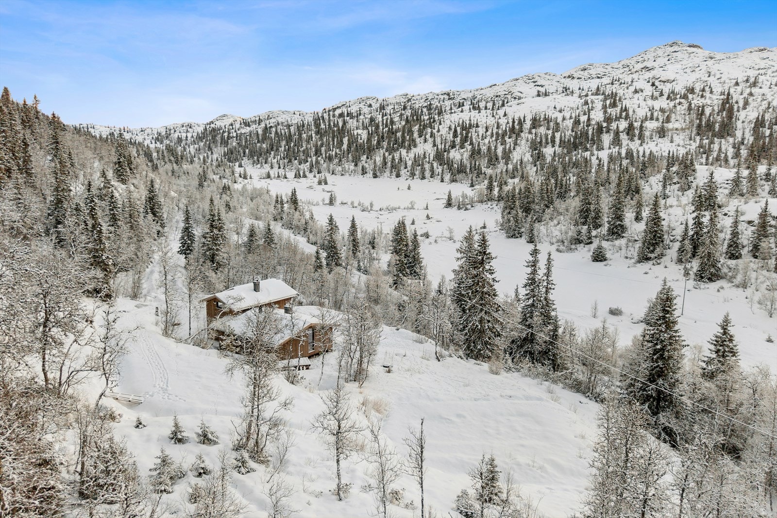 Nærområdet er bestående av frittliggende fritidsboliger i høyfjellsterreng med gode turmuligheter i både sommer som vinter. Galleribilde
