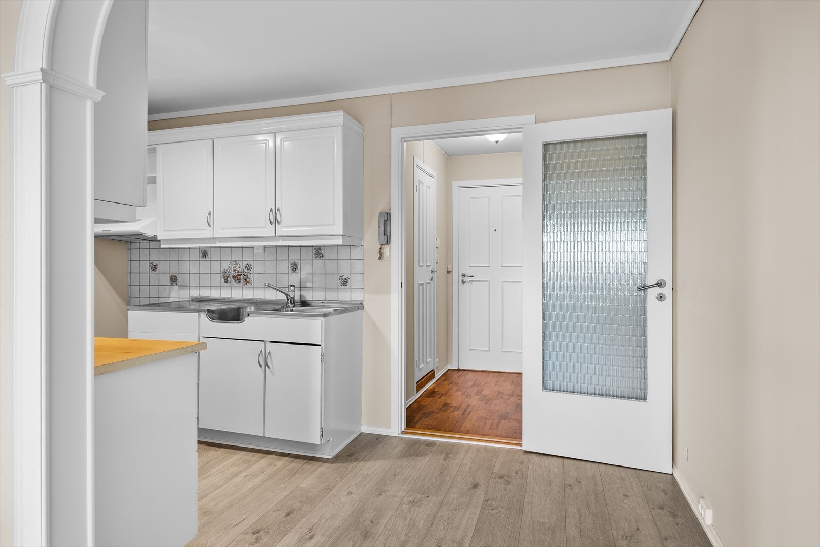 Innredningen består av skap og skuffer med profilerte fronter, som tilfører kjøkkenet et klassisk preg og skaper et mykere formspråk. Området ved oppvaskkum har slette fronter, noe som gir en fin kontrast og bidrar til variasjon i uttrykket. Galleribilde