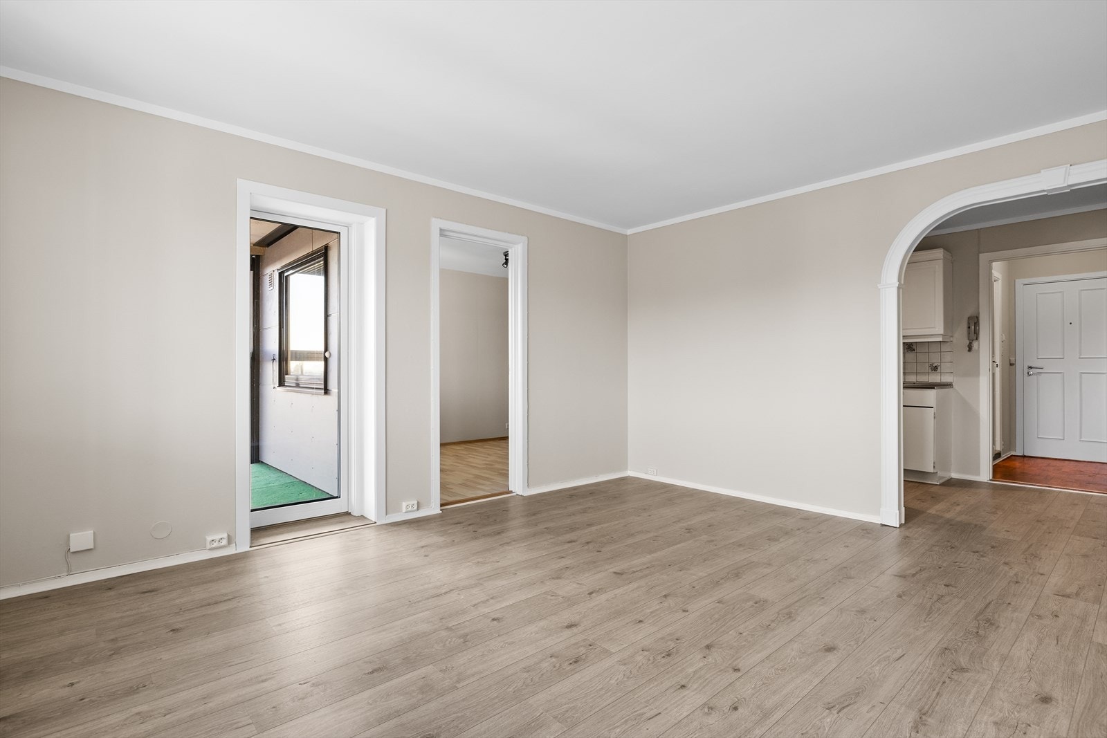 Den lyse paletten fremhever romfølelsen og skaper en rolig, innbydende atmosfære som det er lett å trives i. Sammen med pene gulv som gir et helhetlig og gjennomført preg, fremstår stuen som både velholdt og stilren. Galleribilde