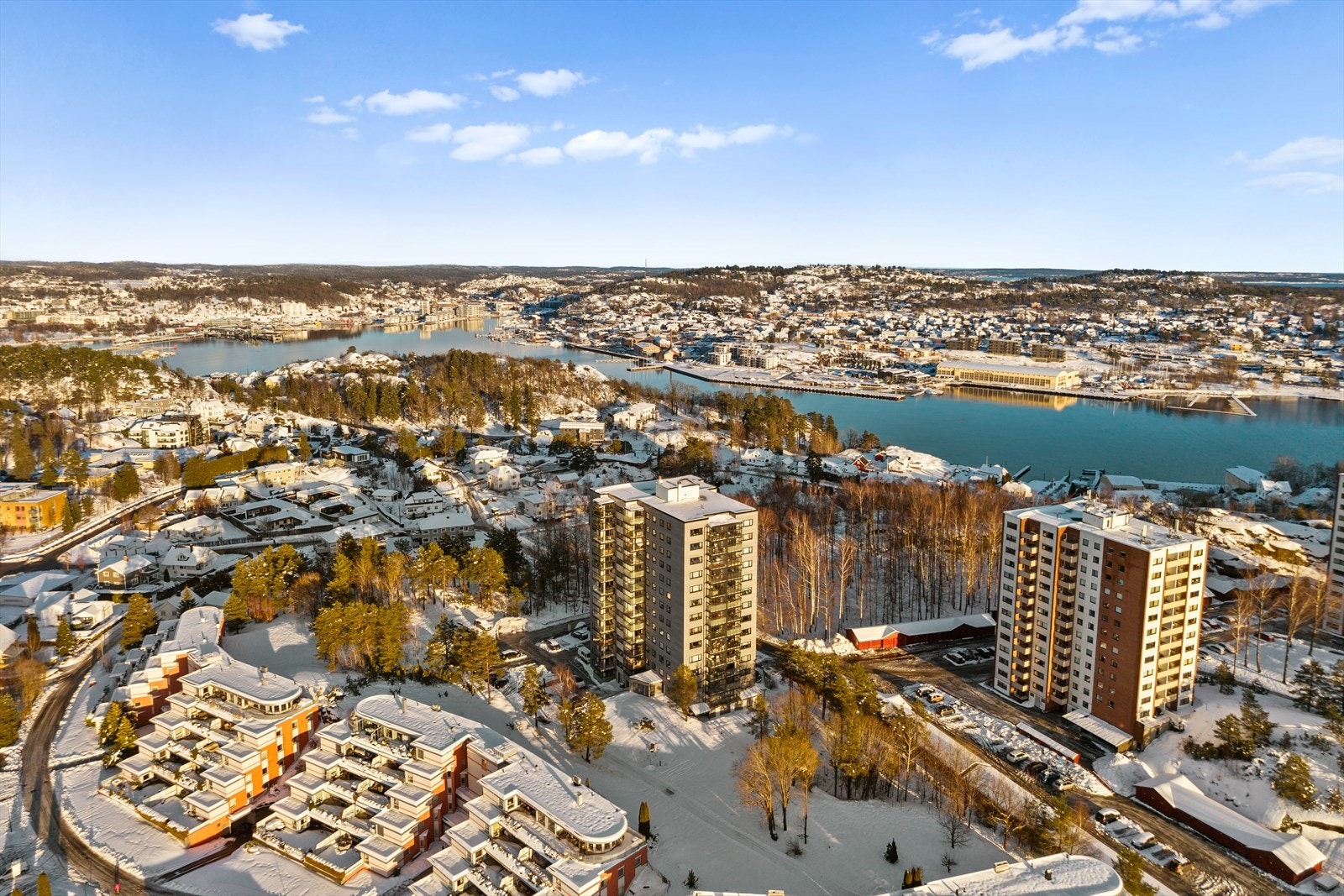 For deg som setter pris på friluftsliv og rekreasjon, ligger alt til rette i nærområdet. Her finner du flotte tur- og rekreasjonsområder som lysløypa på Marum, Hjertnesskogen, samt flere populære badeplasser som Granholmen og Lofterød. Galleribilde