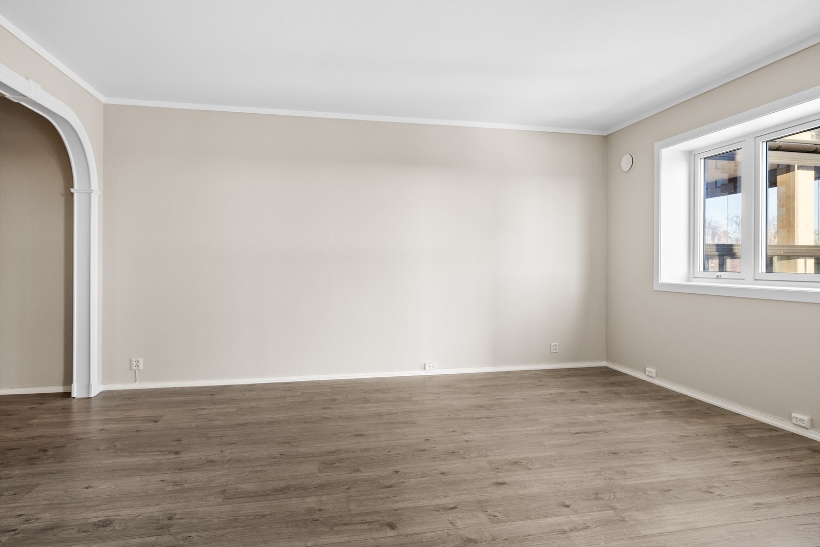 Stuen er malt i en lys og tidsriktig fargetone som gir rommet et moderne og harmonisk uttrykk. Galleribilde