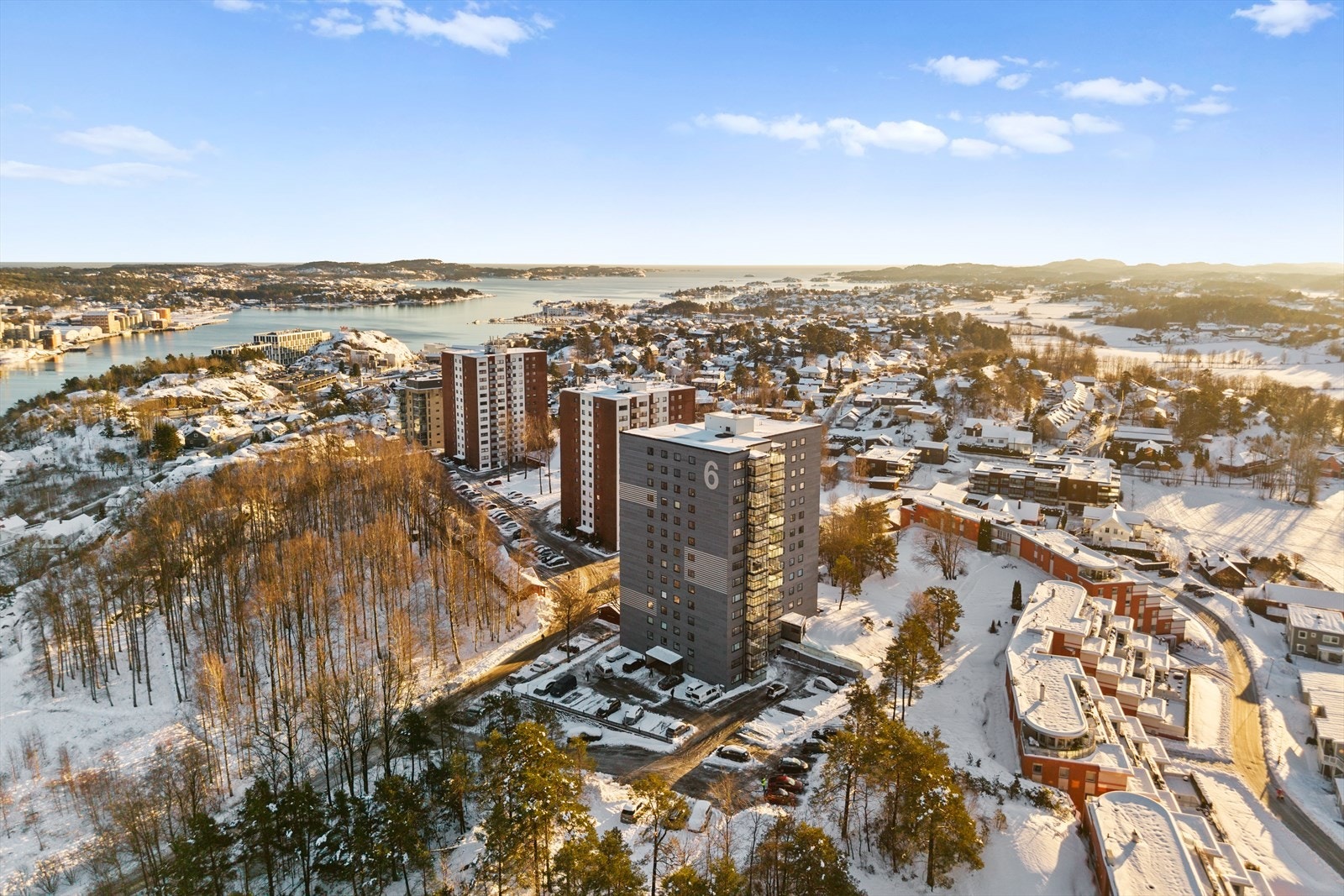 Området har meget gode kollektivforbindelser, med hyppige bussavganger og trygge gang- og sykkelstier som tar deg til sentrum på kort tid. Galleribilde