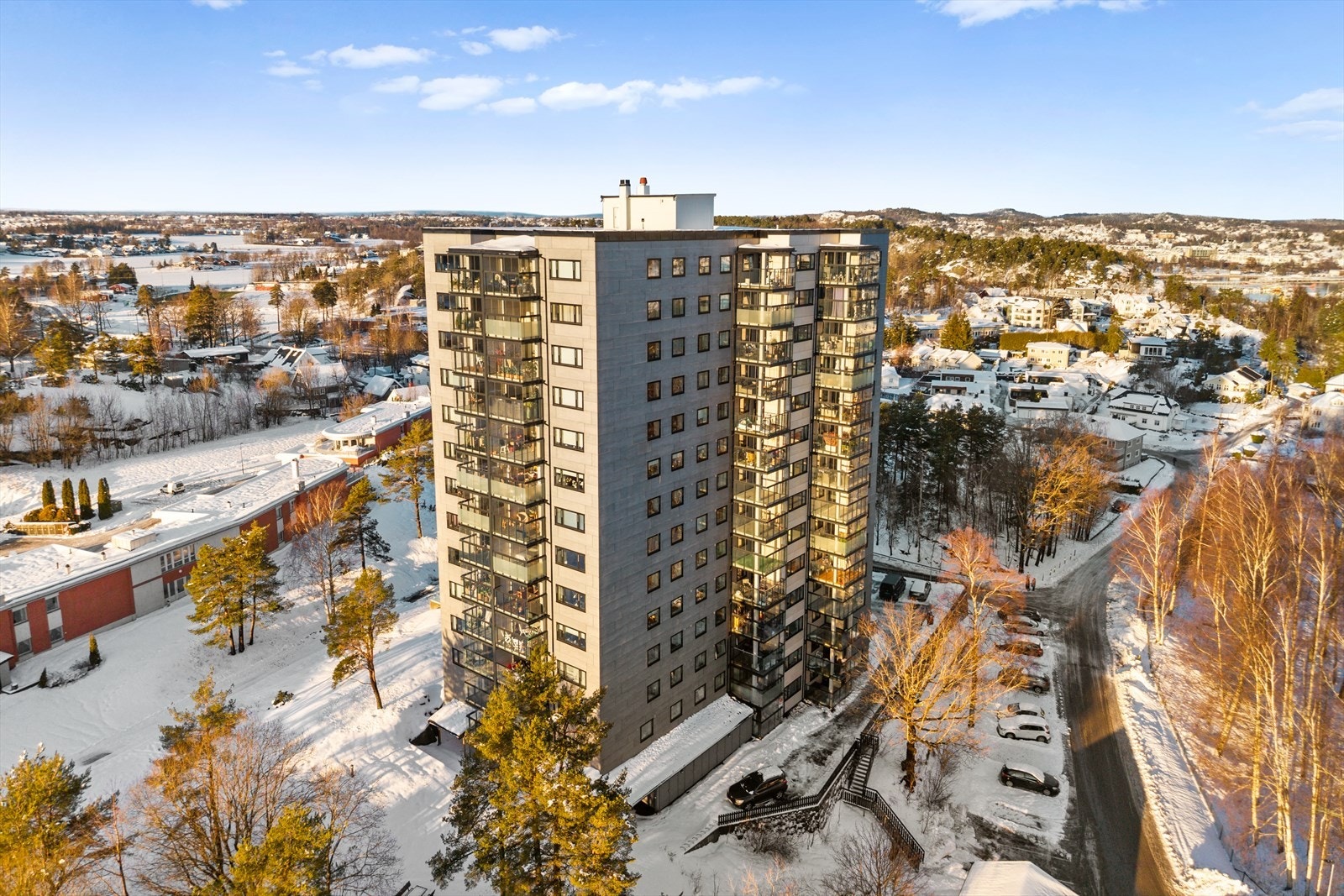 Rundt bygningsmassen disponerer sameiet en romslig og pent opparbeidet naturtomt, som gir et grønt og trivelig preg på området. Tomten består av en harmonisk kombinasjon av naturlig fjell, gressarealer og variert vegetasjon. Galleribilde