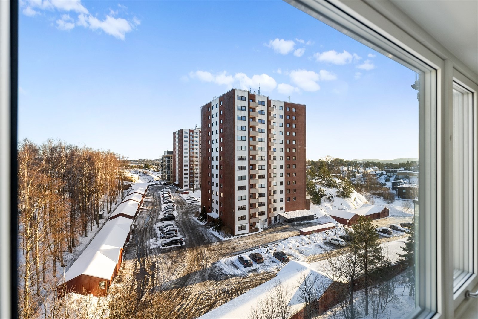 Leiligheten ligger i 6. etasje, noe som gir en flott og luftig utsikt samt gode lysforhold. Den høye beliggenheten skjermer også for innsyn og gir en rolig atmosfære, hvor du kan nyte utsikten og omgivelsene fra morgen til kveld. Galleribilde