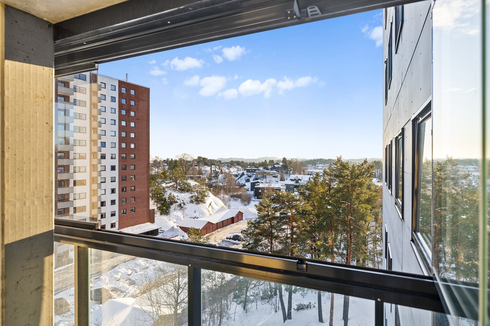 Den innglassede balkongen gir boligen en ekstra, lun og fleksibel sone som kan benyttes store deler av året. Her sitter du skjermet for vær og vind, samtidig som du kan nyte utsikten og lyset som strømmer inn. Galleribilde