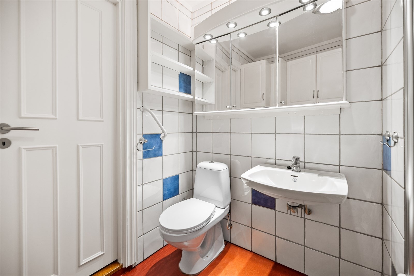 Rommet er innredet med servant med tilhørende innredning, badekar og toalett. I tillegg er det etablert opplegg for vaskemaskin. Galleribilde