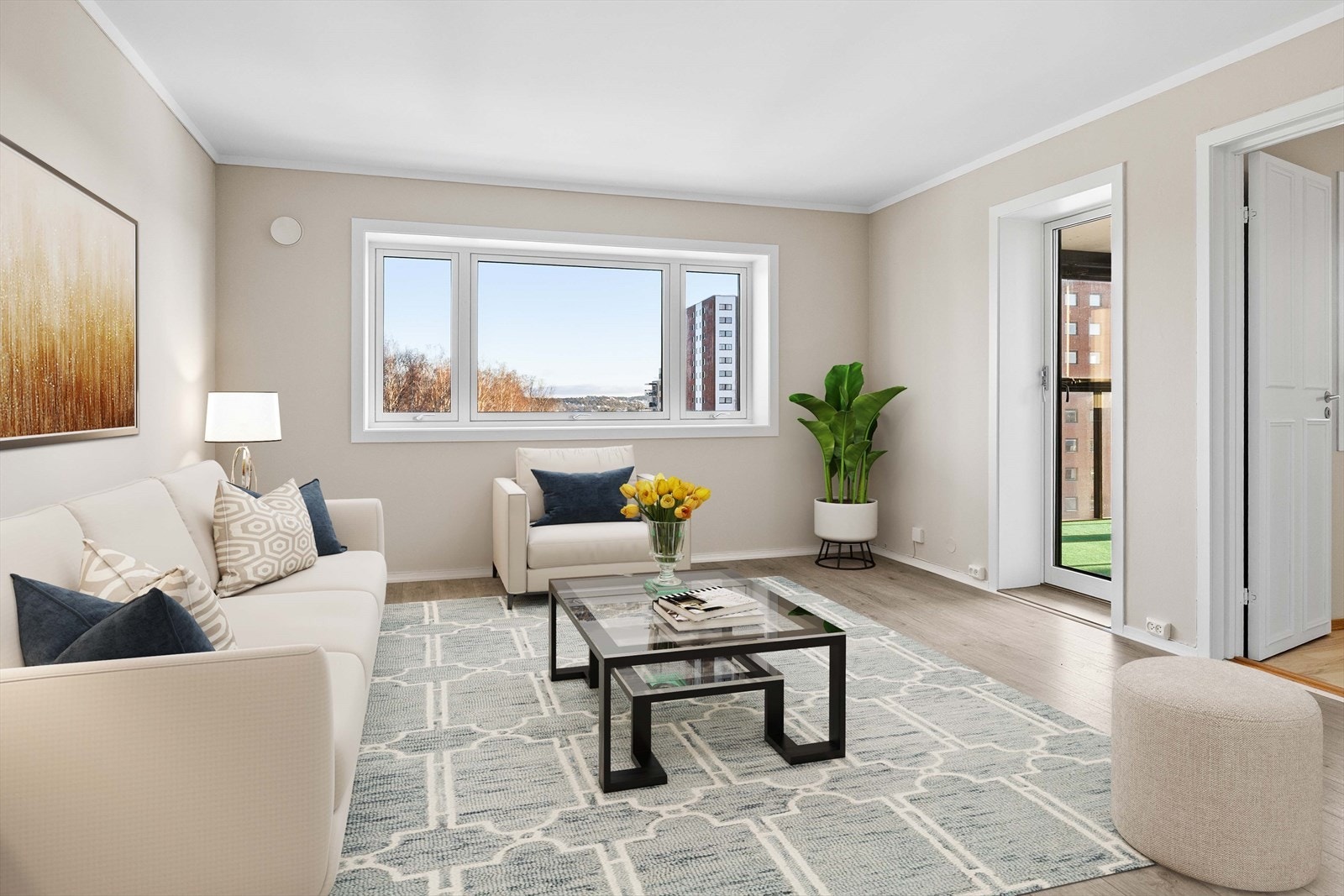 Stuen fremstår som lys, innbydende og smakfullt oppgradert - et rom det er lett å trives i fra første stund. Fra stuen er det direkte utgang til en fin balkong som fungerer som en naturlig forlengelse av oppholdsrommet. Galleribilde