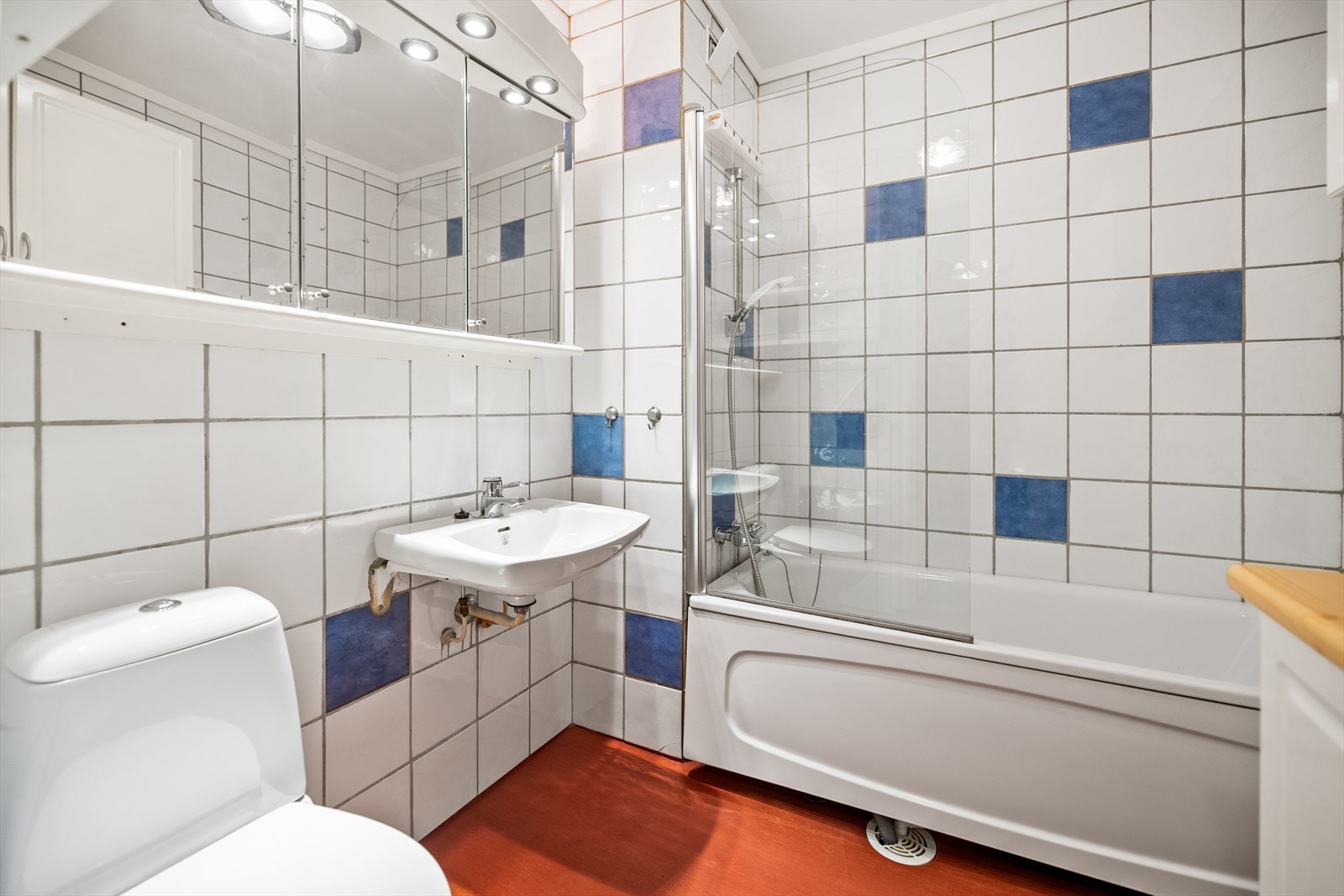 Badet fremstår som et funksjonelt og praktisk rom med en gjennomtenkt planløsning. Gulvet er belagt med vinylbelegg, som gir en slitesterk og lettstelt overflate, godt egnet for våtrom. Galleribilde