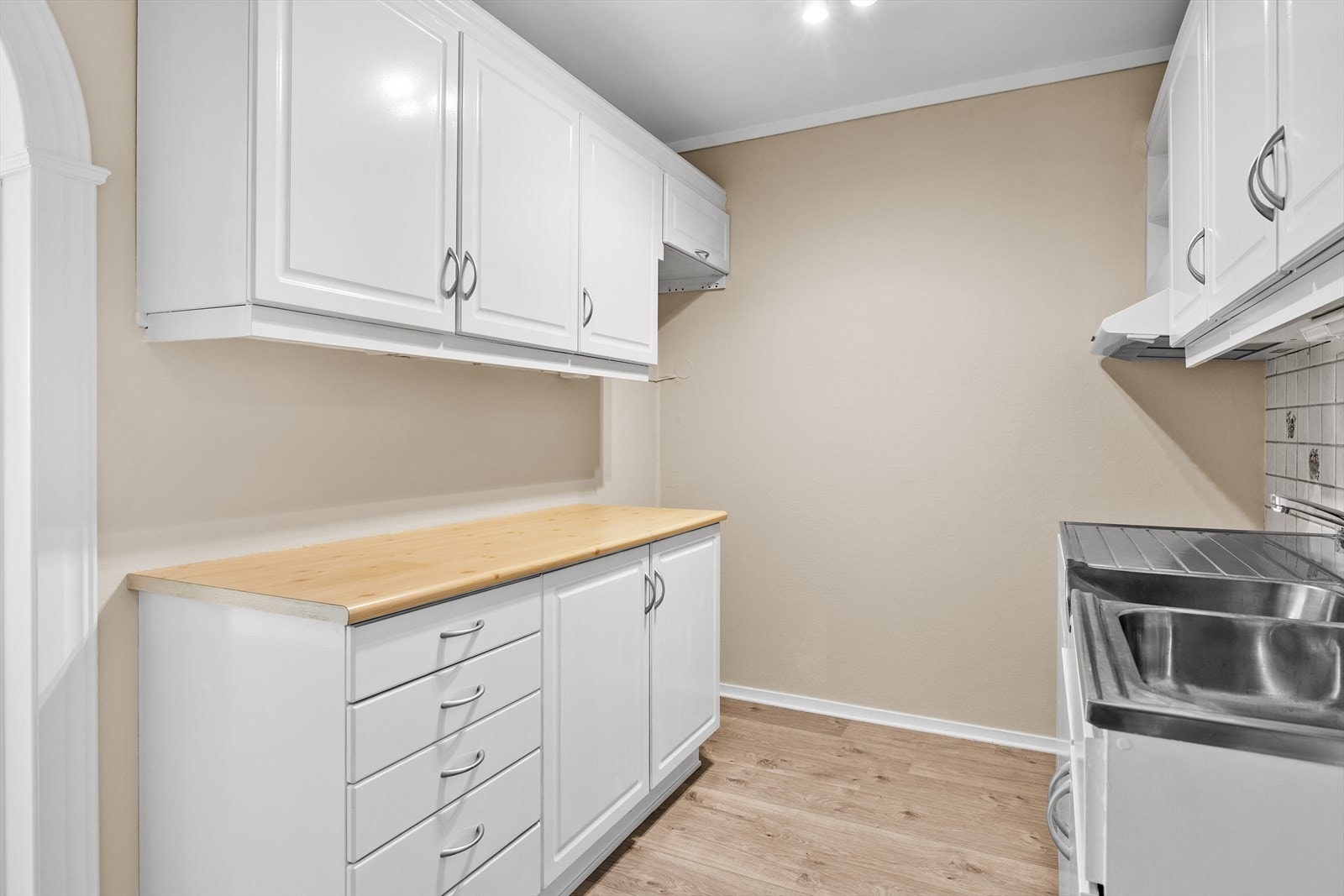 Benkeplatene er i laminat, et materiale som kombinerer holdbarhet med enkelt vedlikehold, og som gir gode arbeidsflater for matlaging og tilberedning. Galleribilde