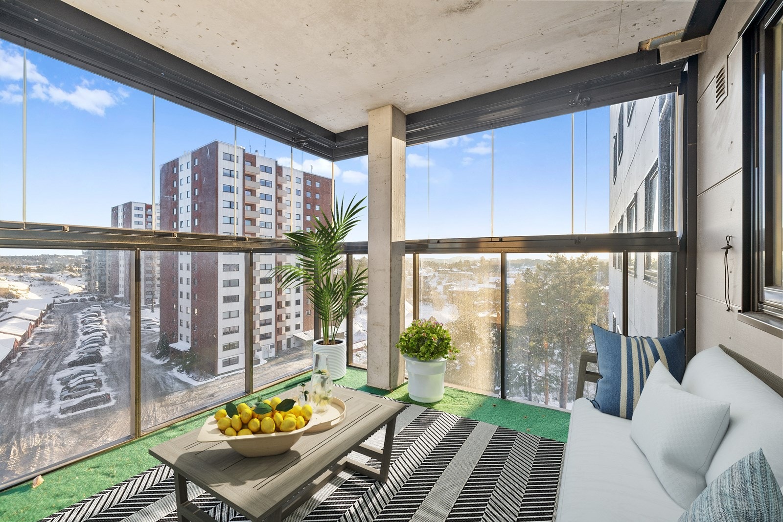 Balkongen gir både ekstra romfølelse og en herlig overgang mellom inne- og uterom - et attraktivt tillegg som virkelig løfter helhetsinntrykket. Galleribilde