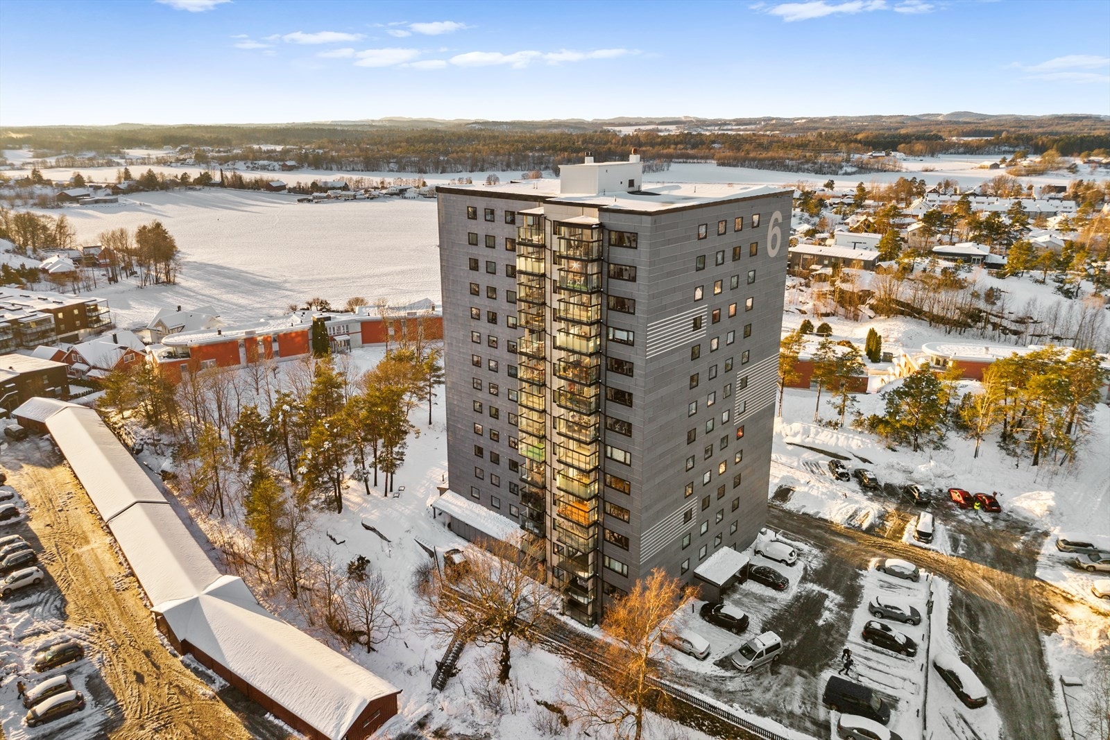 Den naturlige utformingen gir området et rolig og skjermet uttrykk, samtidig som det bidrar til et hyggelig nærmiljø med god avstand mellom byggene. Her er det god plass til både opphold og rekreasjon i grønne omgivelser. Galleribilde