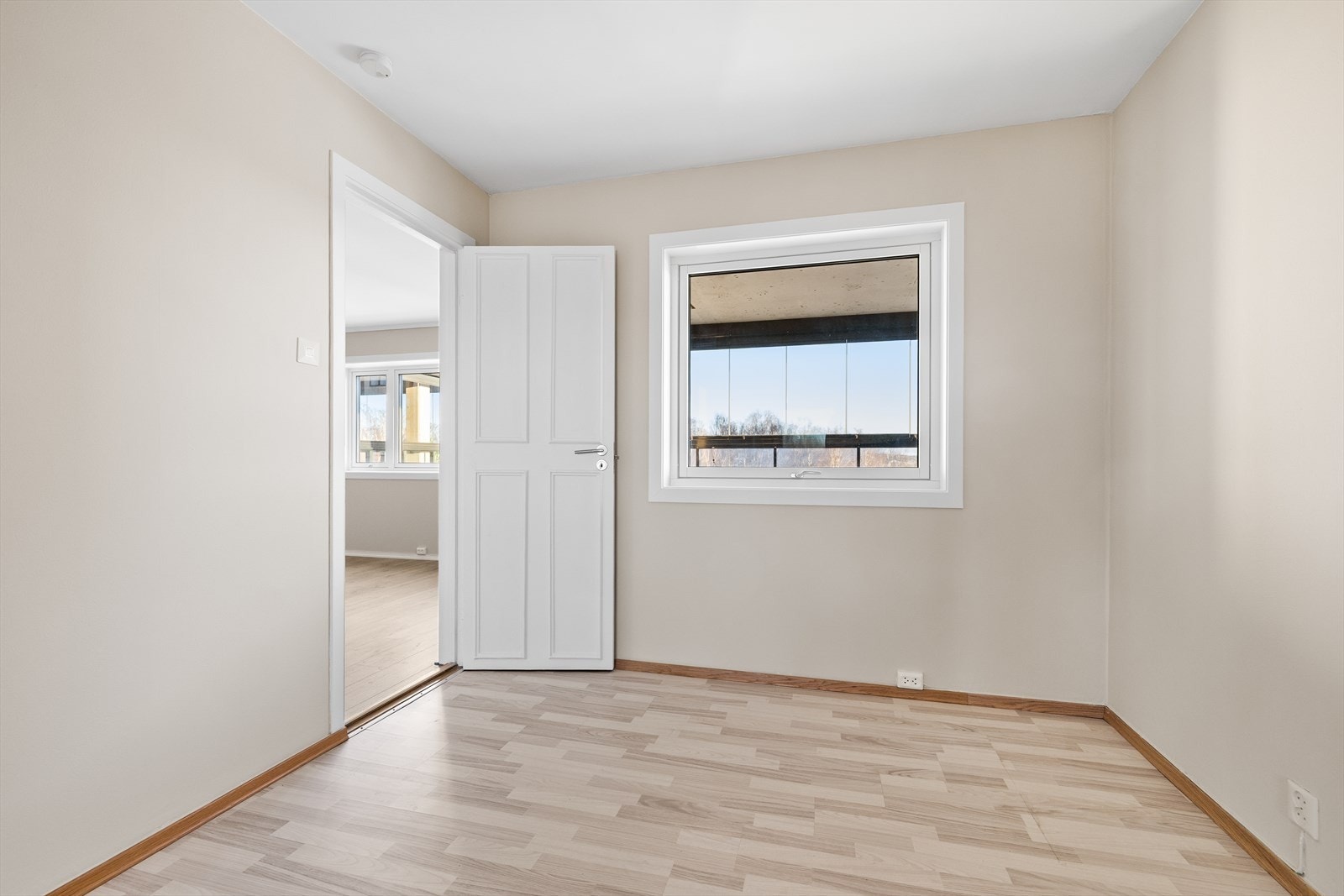 Langs vegg er det montert skyvedørsgarderobe som gir rikelig med oppbevaringsplass. Skyvedørene er plassbesparende og bidrar til et ryddig og helhetlig uttrykk i rommet, samtidig som garderobeløsningen utnytter arealet effektivt fra gulv til tak. Galleribilde