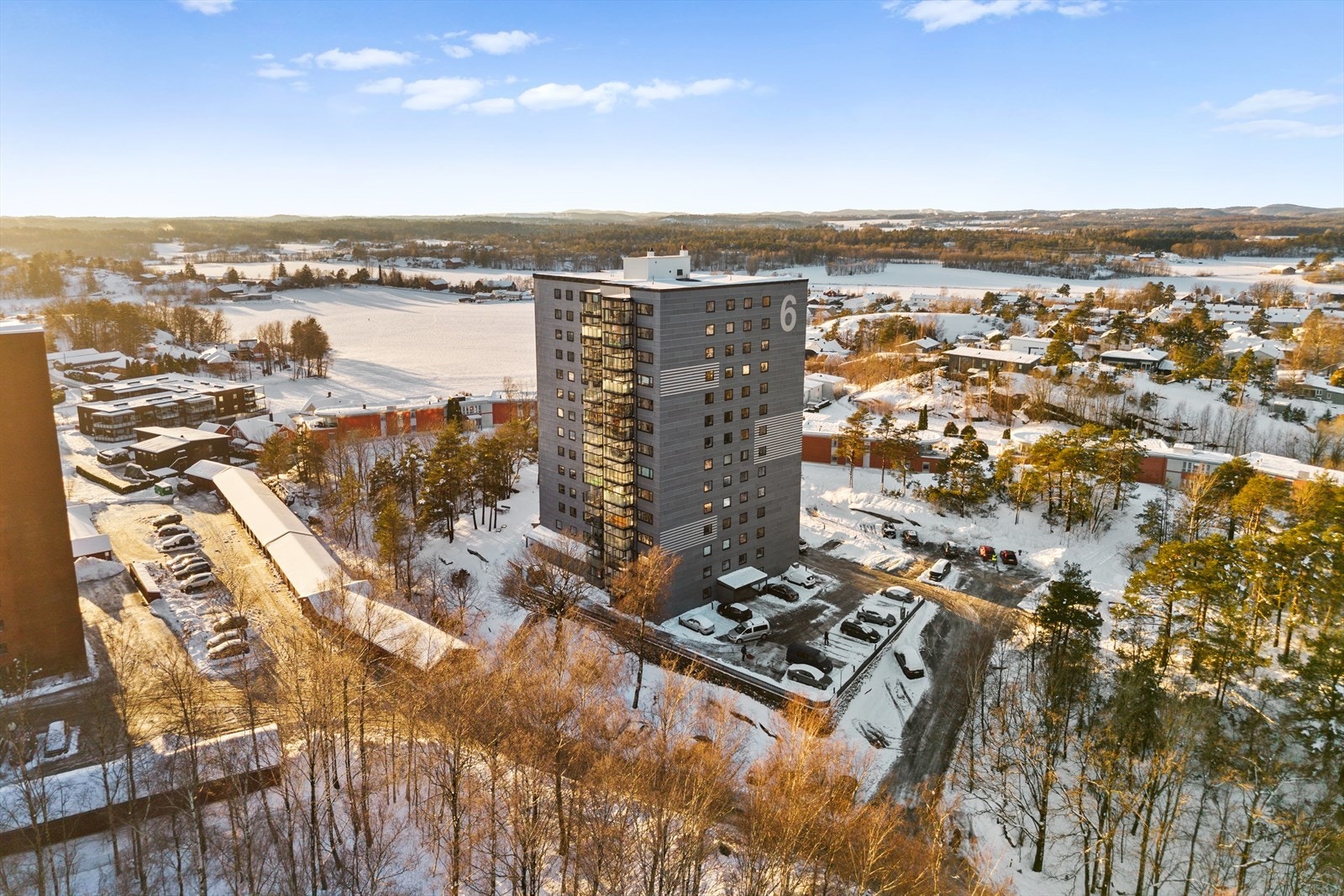 Alt i alt byr denne beliggenheten på en sjeldent god kombinasjon av sentral nærhet, naturskjønne omgivelser og et komfortabelt bomiljø. Dette er et sted hvor du kan bo rolig, men samtidig ha byen, transport og flotte uteområder lett tilgjengelig. Galleribilde