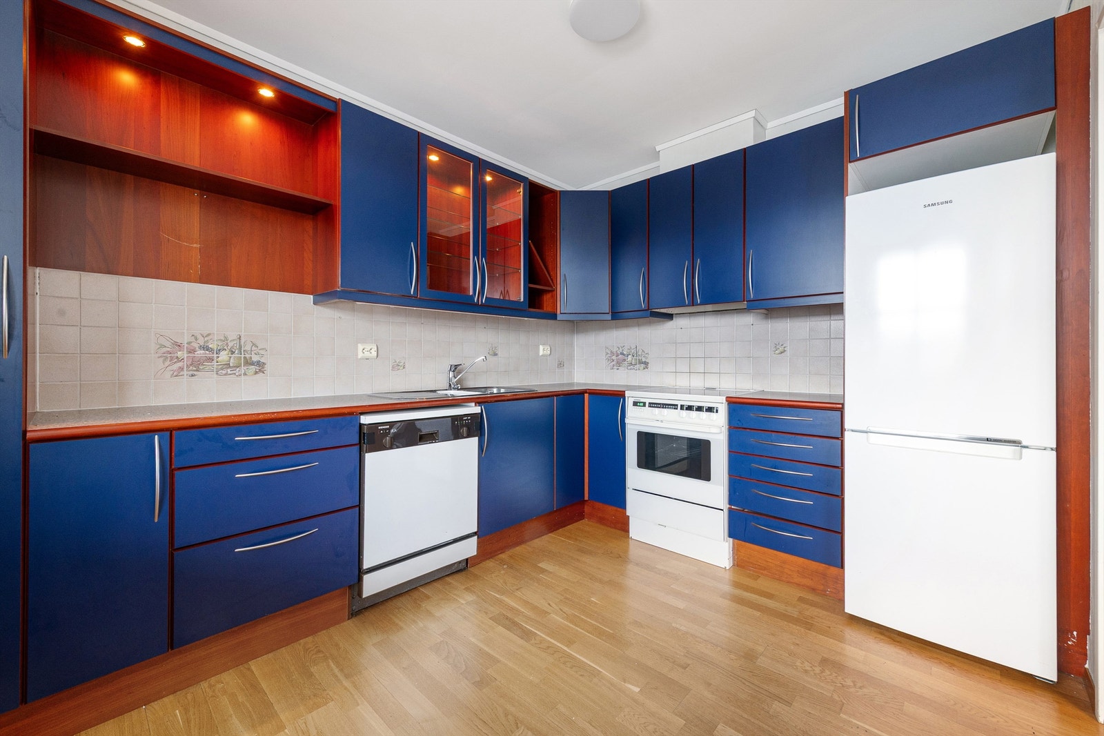 Kjøkken med integrert spotter i hyller Galleribilde