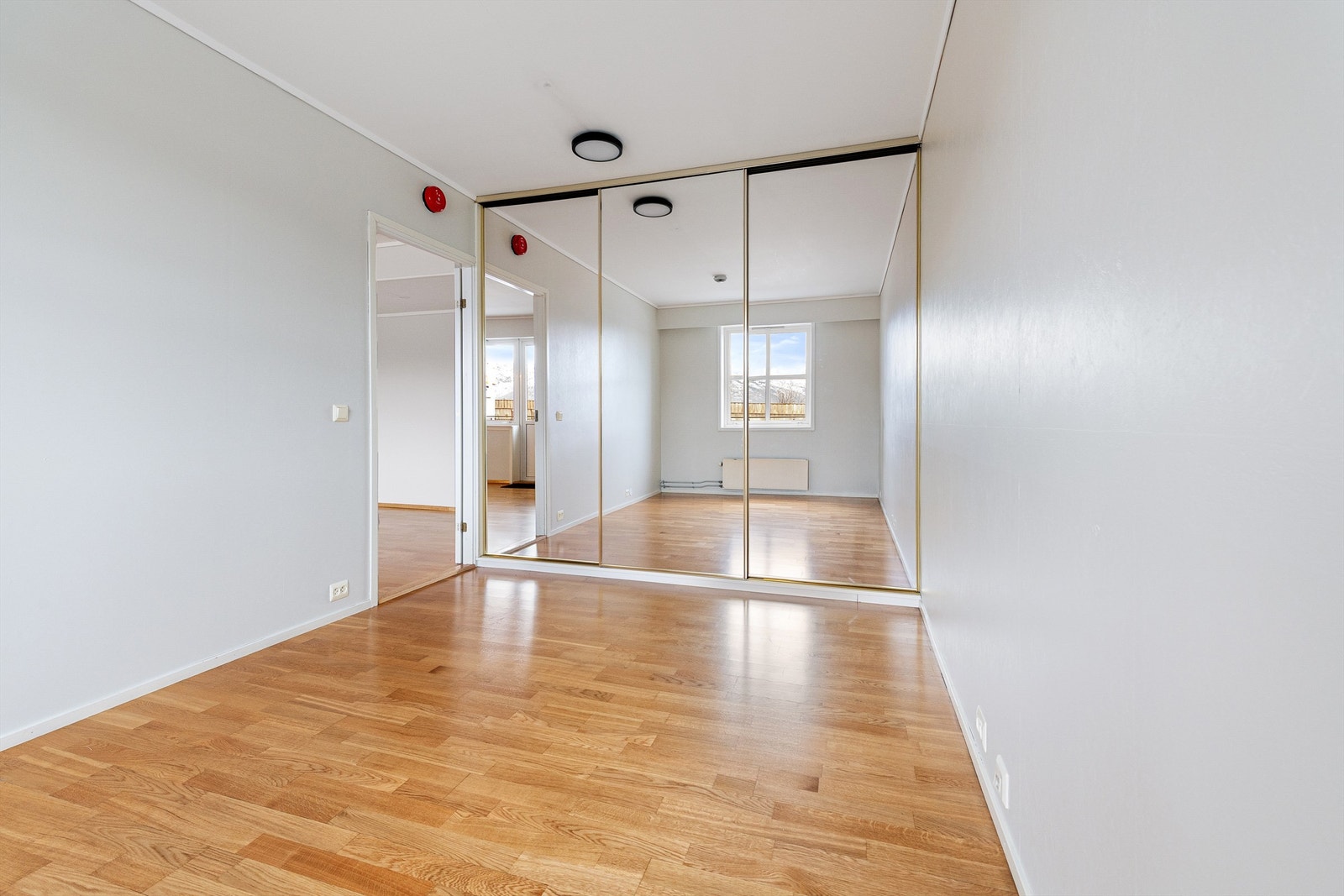 Hovedsoverom med skyvedørsgarderobe med speilfronter som gir en god romfølelse Galleribilde