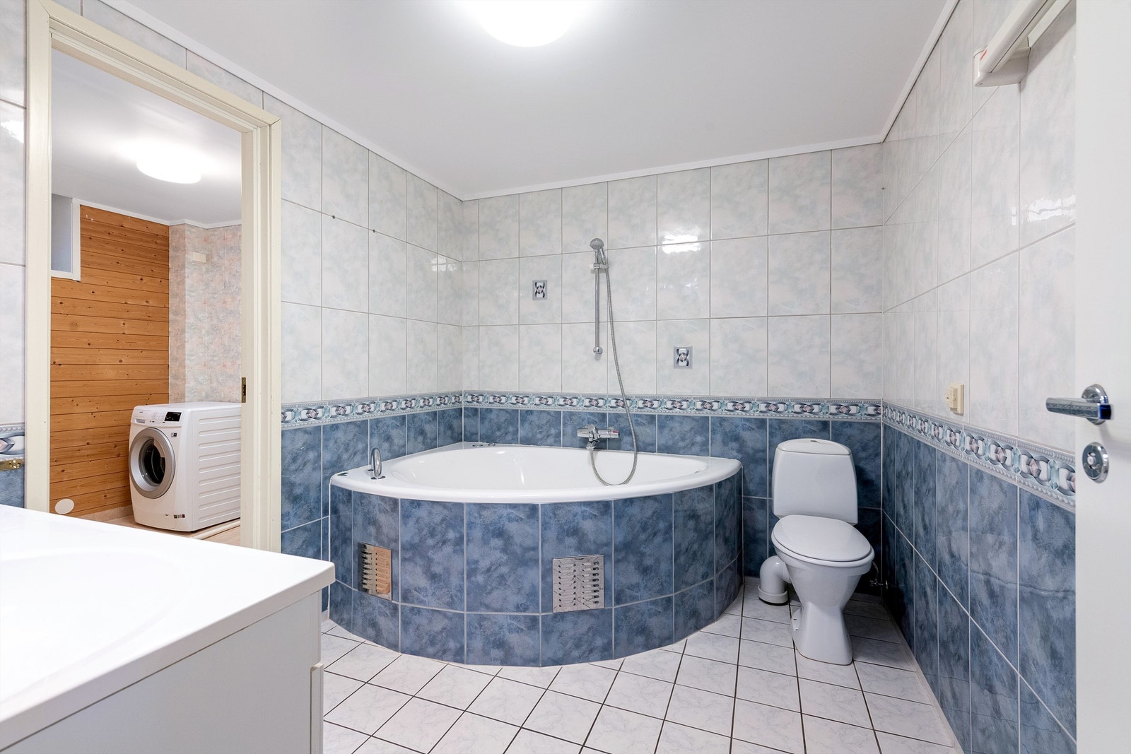 Dør inn til bod Galleribilde