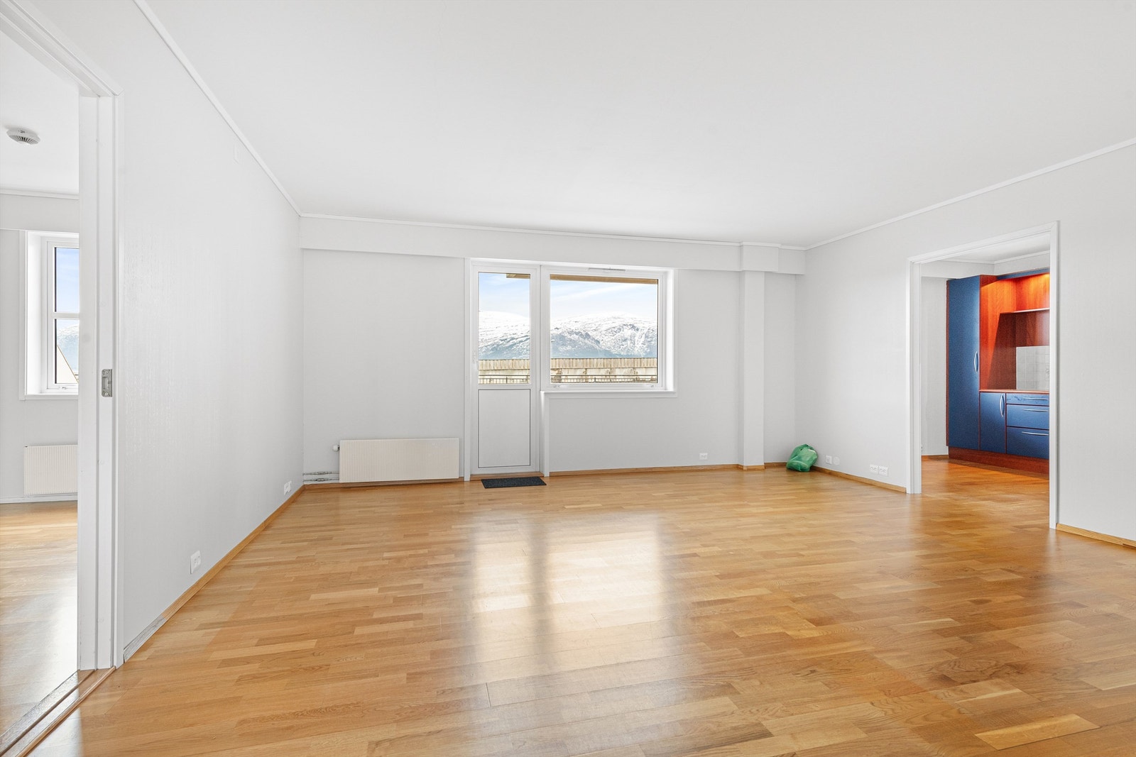 Utgang til stor fellesterrasse over garasjene fra stuen Galleribilde