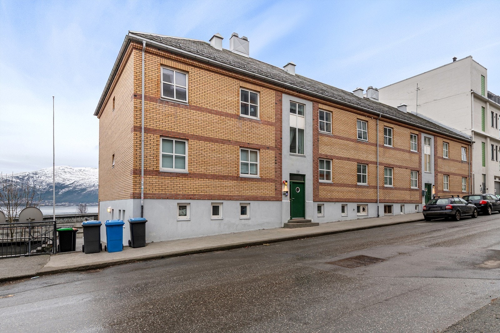 Fasade og inngangsparti mot Ystenesgata mot nord - leiligheten har adkomst fra syd via fellesterrassen Galleribilde