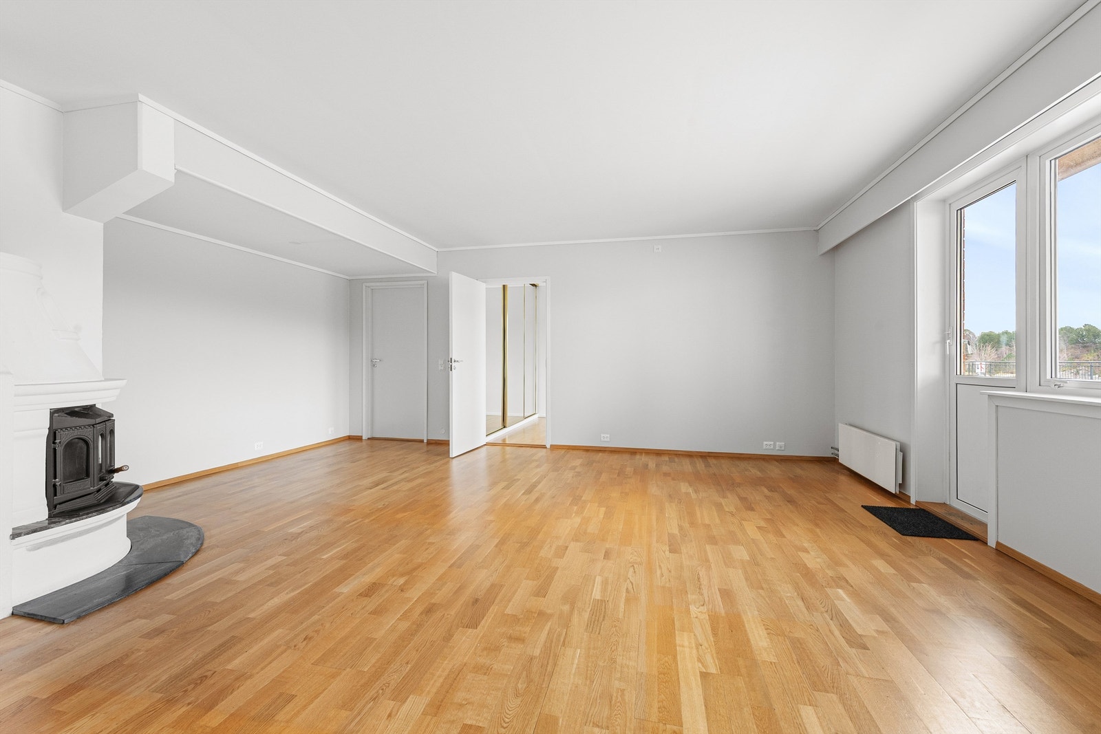 Romslig stue med god plass til flere soner Galleribilde