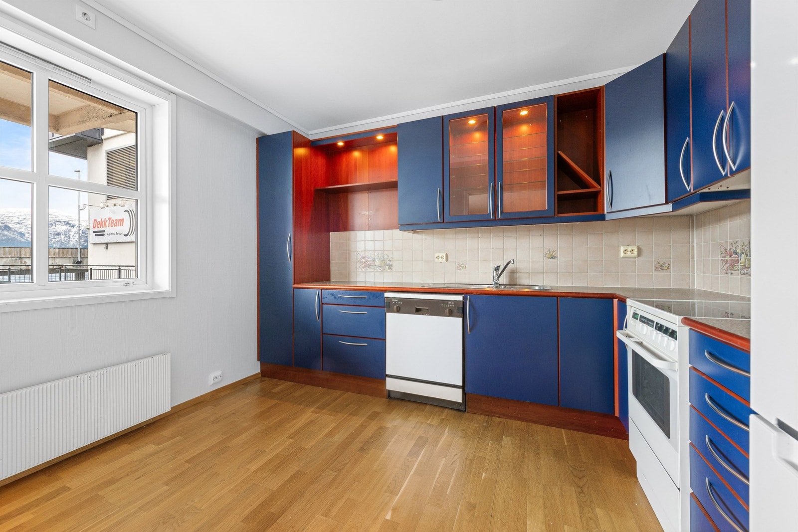 Det er plass til spisebord på kjøkkenet Galleribilde