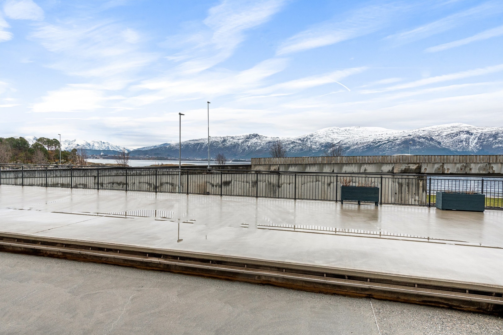 Utsikt fra leiligheten til fellesterrasse og mot Borgundfjorden Galleribilde